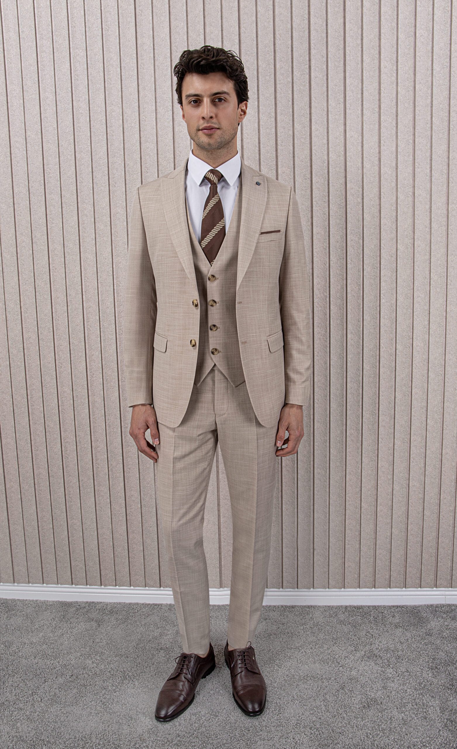 Erkek Slim Fit Sivri Yaka Yelekli Takım Elbise