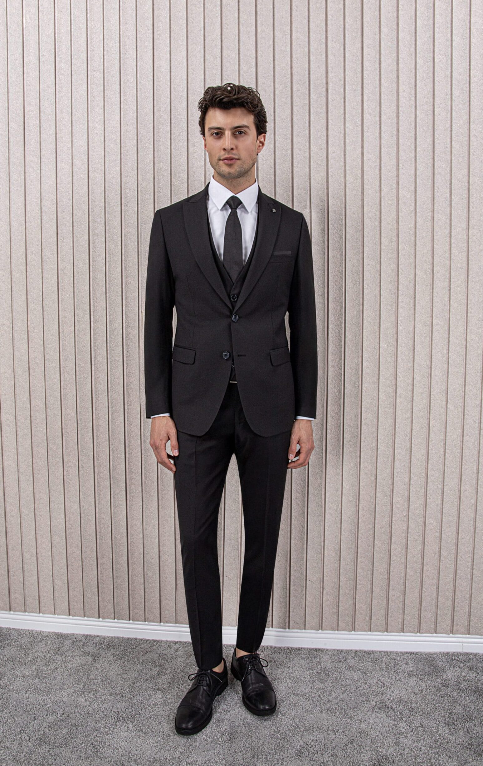 Erkek Yünlü Slim Fit Sivri Yaka Yelekli Takım Elbise